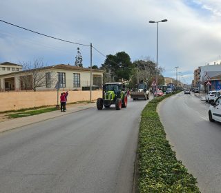 Traktoren auf dem Weg zu Bauernprotesten in Palma